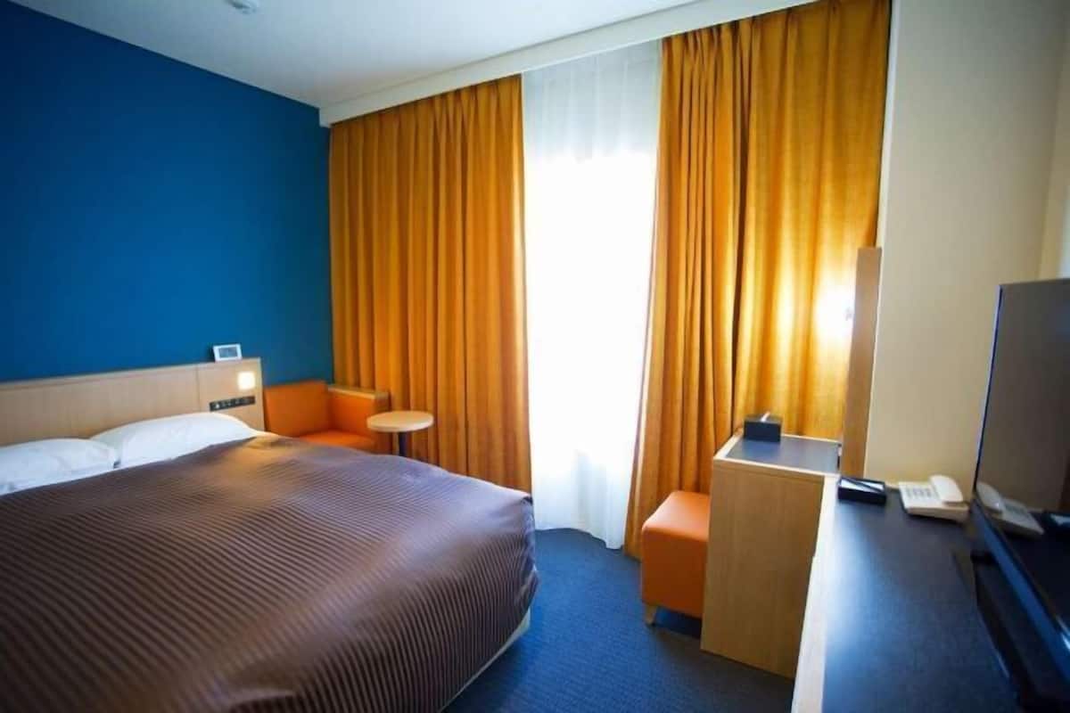 Premium bedding, in-room safe, desk, soundproofing