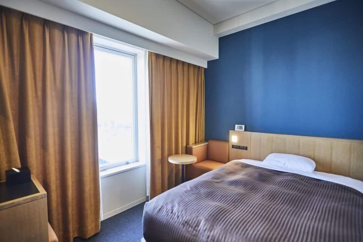 Premium bedding, in-room safe, desk, soundproofing