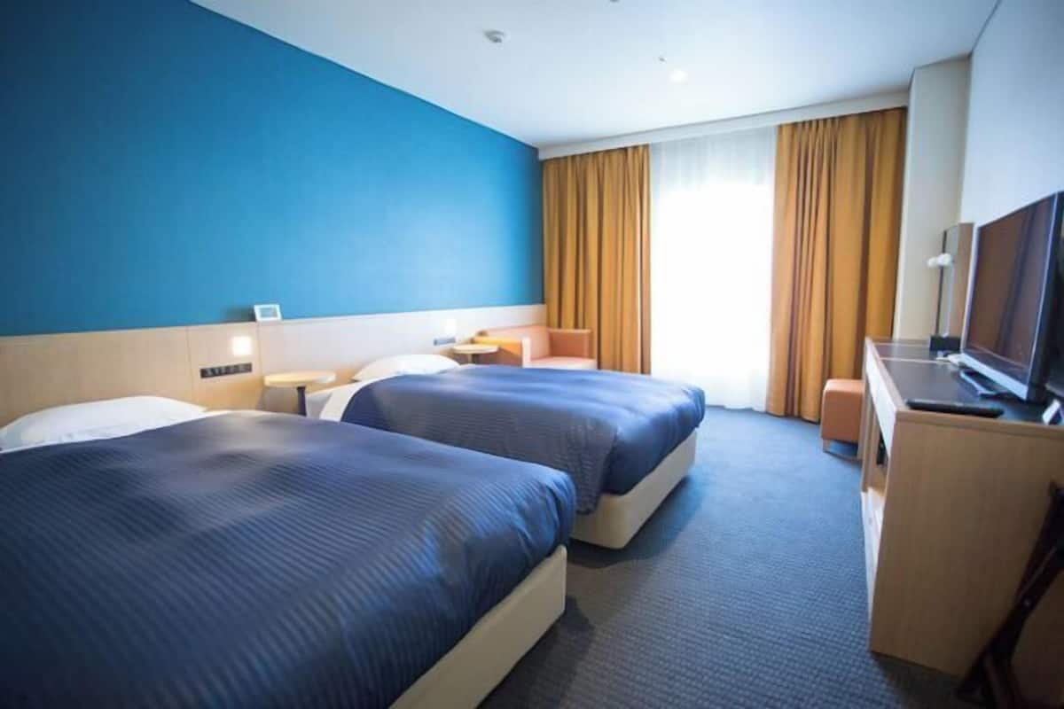Premium bedding, in-room safe, desk, soundproofing