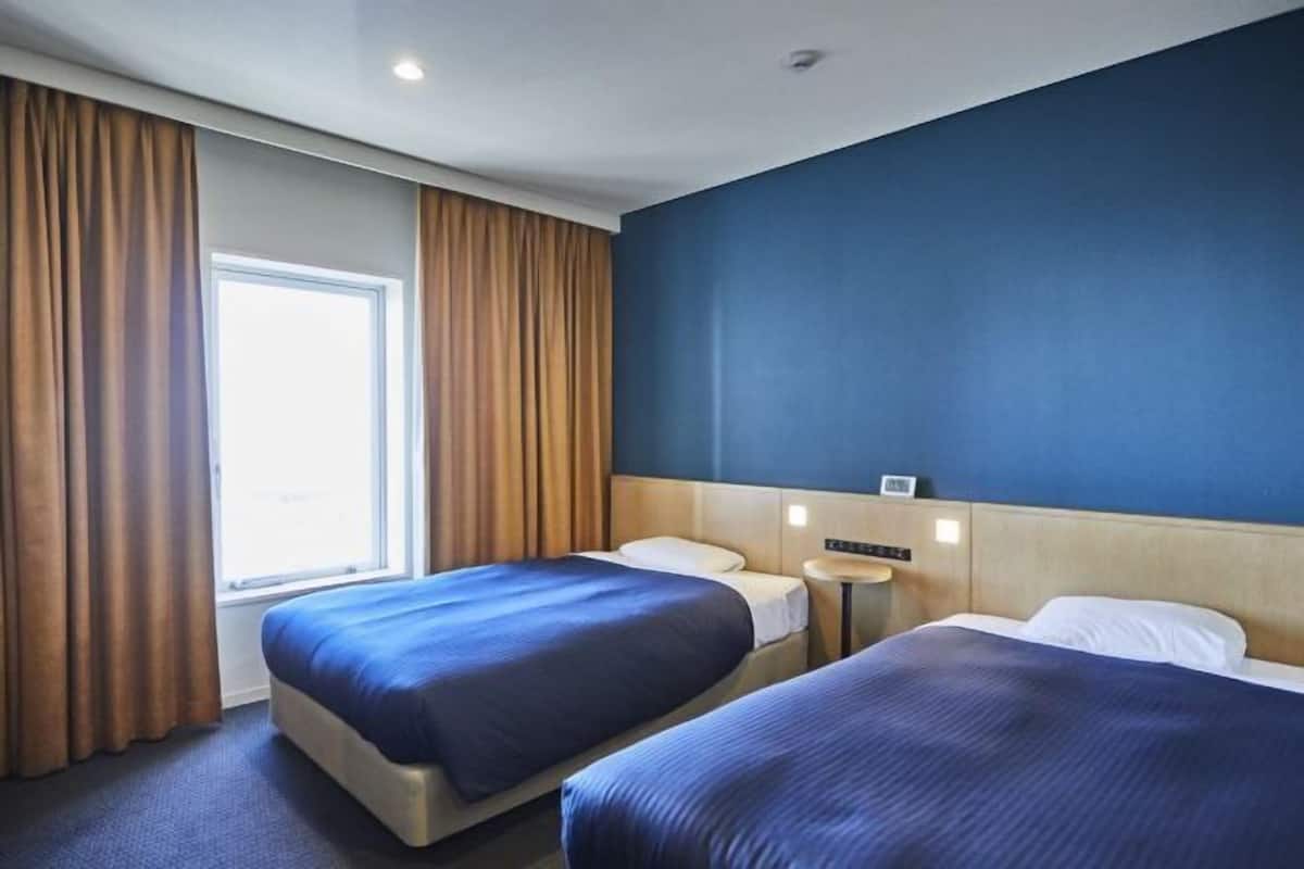 Premium bedding, in-room safe, desk, soundproofing