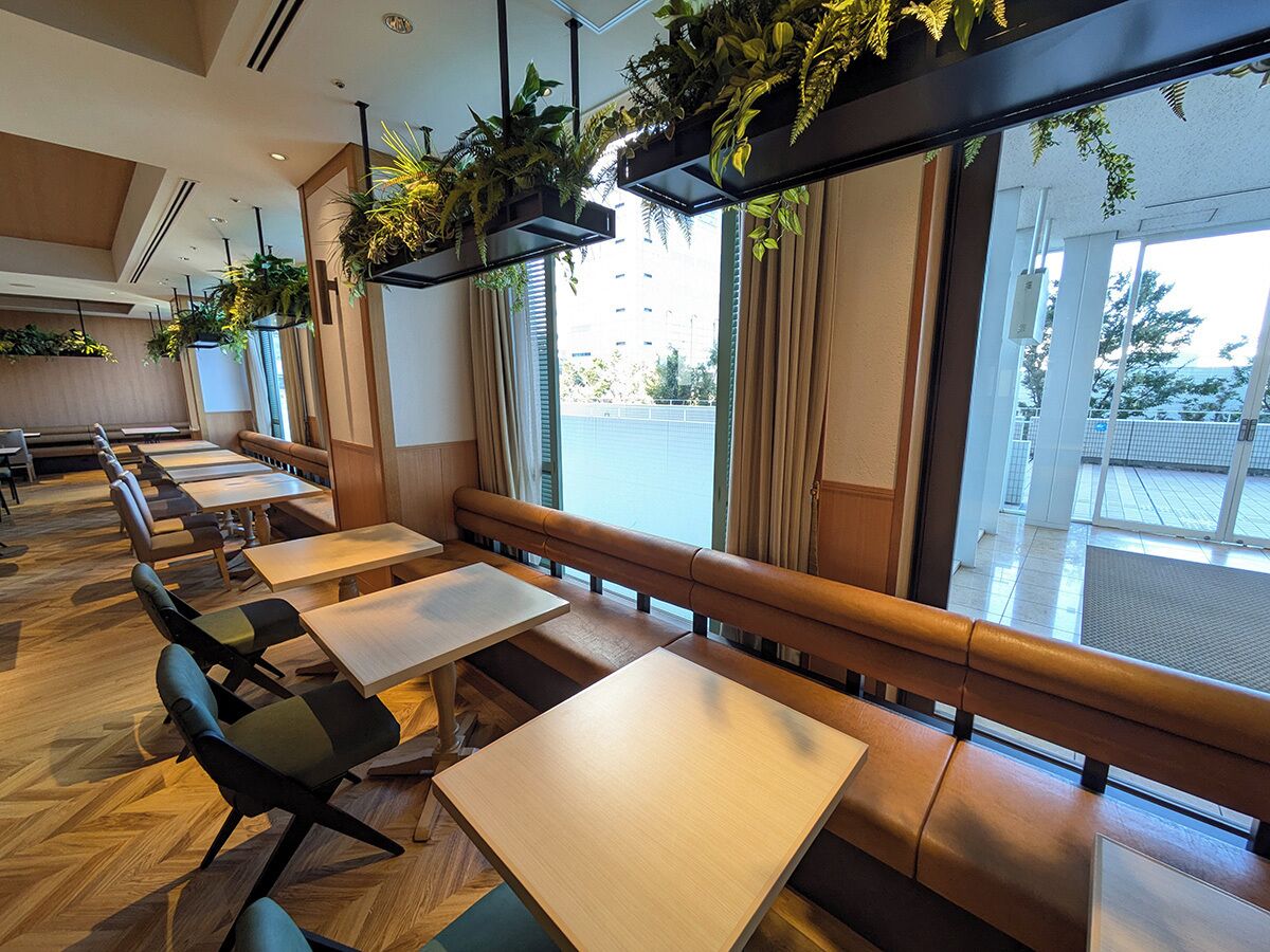 breakfast and lunch served, international cuisine