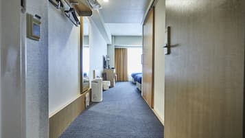 Ropa de cama de alta calidad y caja de seguridad en la habitación