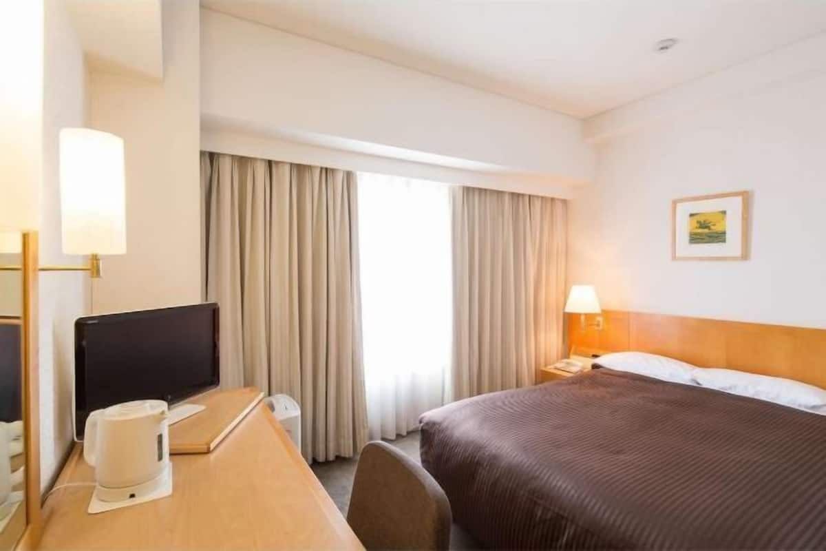 Premium bedding, in-room safe, desk, soundproofing