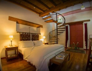 Master Suite | Desk, iron/ironing board, free WiFi