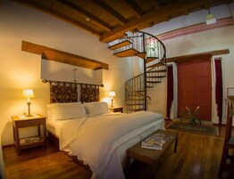 Master Suite | Desk, iron/ironing board, free WiFi