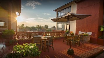 Se sirven desayunos, comidas y cocina local con mesas al aire libre