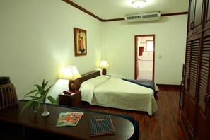 Standardzimmer, 1 Queen-Bett, Balkon | Minibar, Zimmersafe, Zustellbetten, kostenloses WLAN