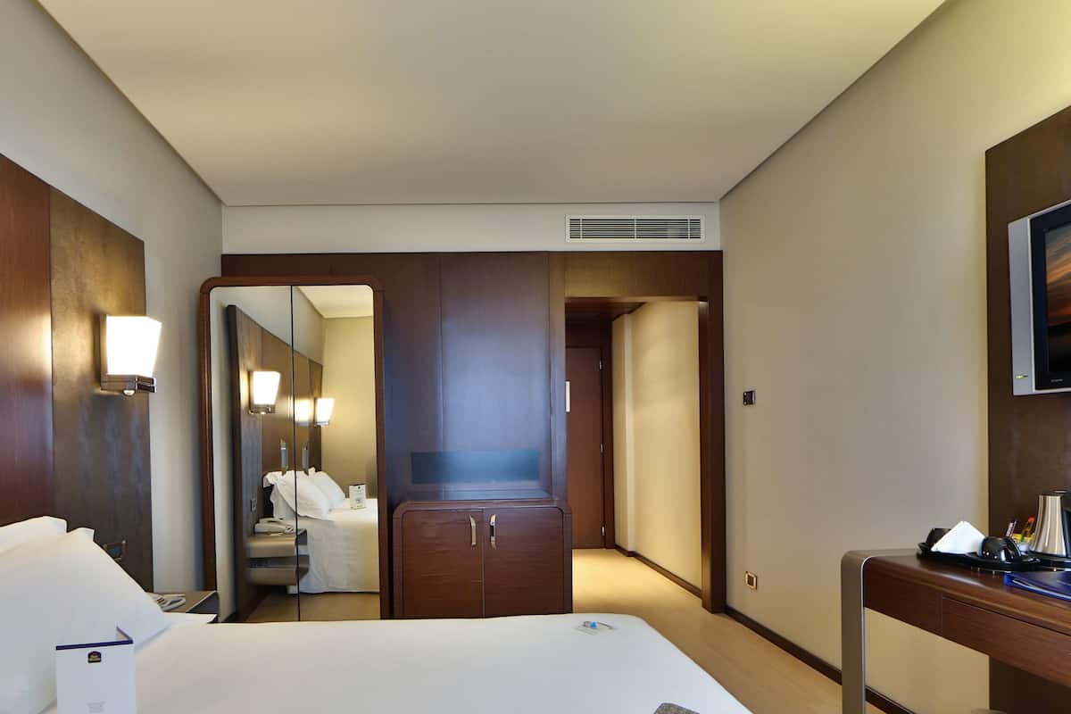 hypo-allergenic bedding, minibar, in-room safe, desk