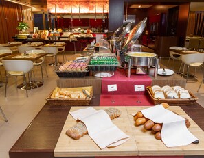 Petit déjeuner buffet servi tous les jours en supplément