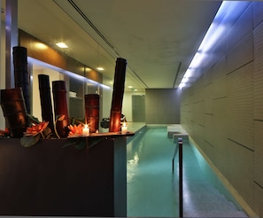 Una piscina cubierta