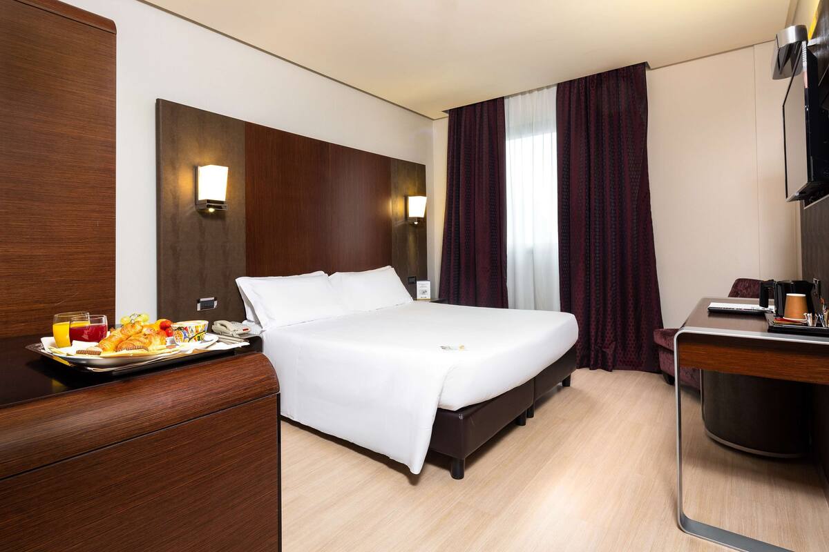 hypo-allergenic bedding, minibar, in-room safe, desk