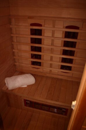 Premium bedding, free minibar items, iron/ironing board, free WiFi - The Charles Robbins (George Town)