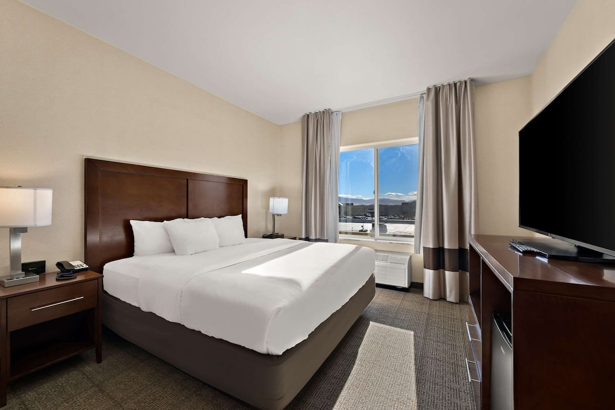 desk, iron/ironing board, free wifi, bed sheets