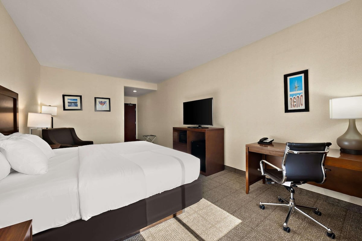 Desk, iron/ironing board, WiFi (free), bed sheets