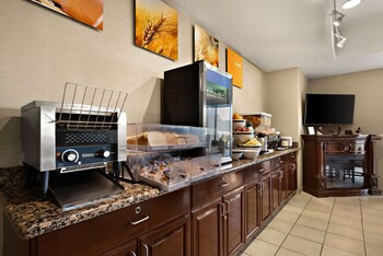 Free daily continental breakfast at Comfort Inn & Suites Airport