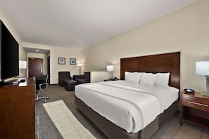 Desk, iron/ironing board, free WiFi, bed sheets - Comfort Inn & Suites Airport (Reno)