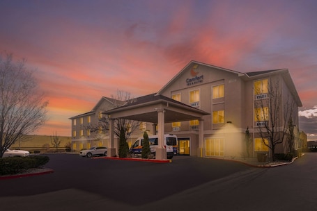 Exterior. Comfort Inn & Suites Airport