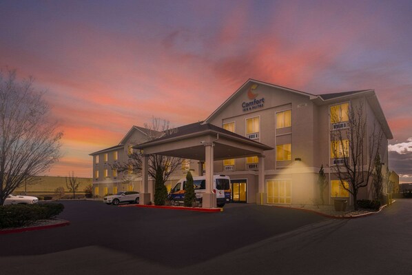 Exterior - Comfort Inn & Suites Airport (Reno)