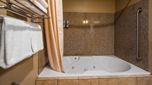 Combined shower/bathtub, rainfall showerhead, free toiletries - Crandon Inn and Suites (Crandon)