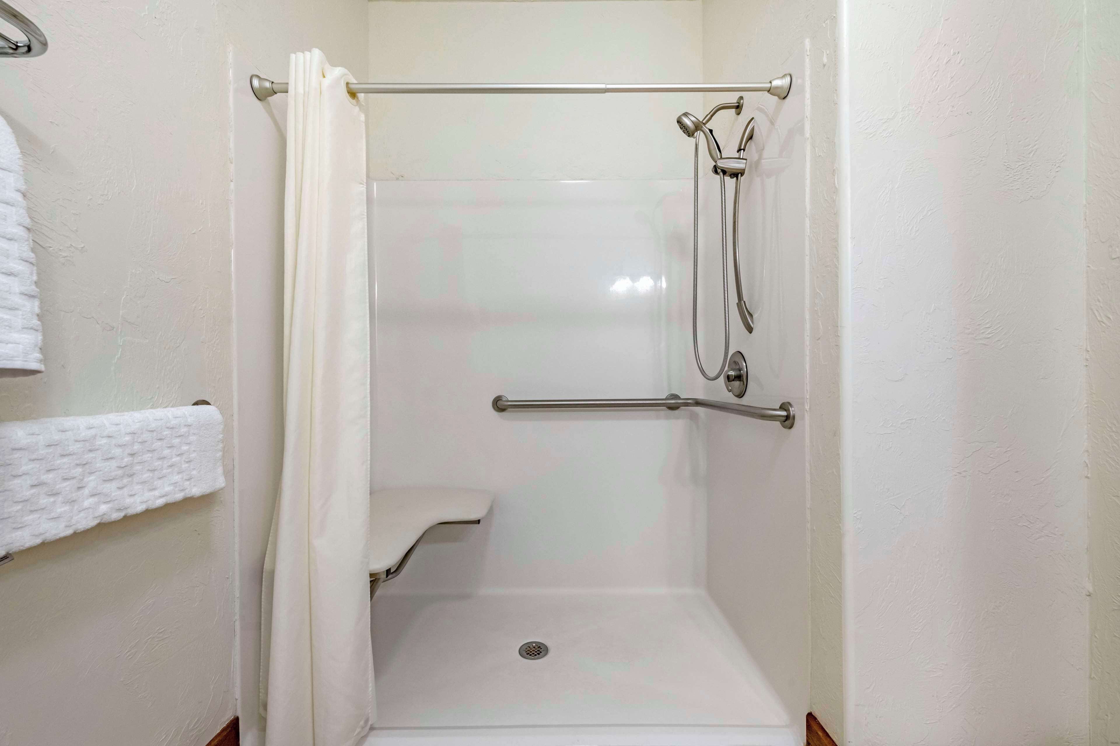 standard room, 1 king bed, accessible, non smoking | bathroom | combined shower/bathtub, free toiletries, hair dryer, towels