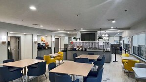 朝食 (テイクアウト)、毎日提供 (無料)