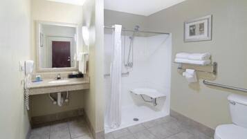 Un baño con ducha, inodoro, lavabo y toallero.
