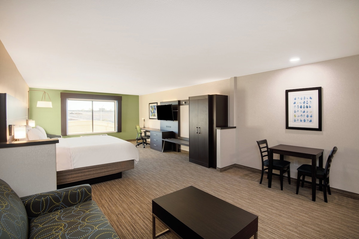 Desk, blackout curtains, iron/ironing board, free WiFi