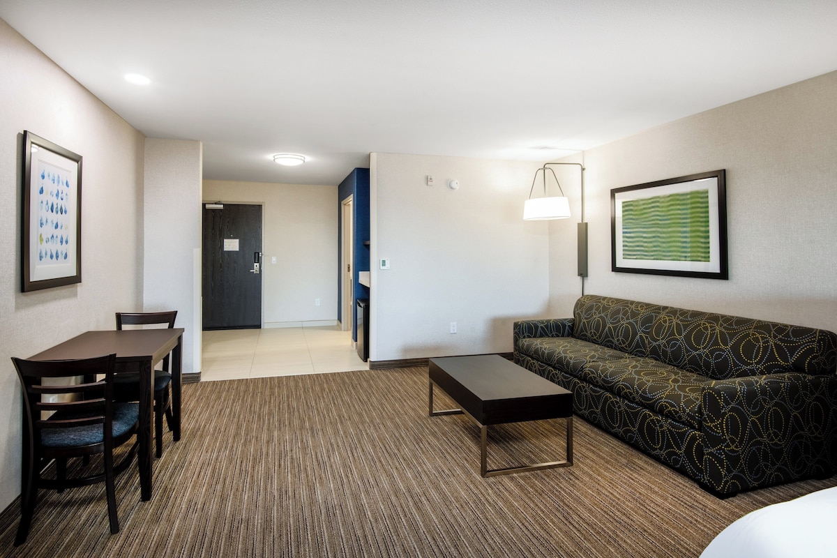 Desk, blackout curtains, iron/ironing board, free WiFi