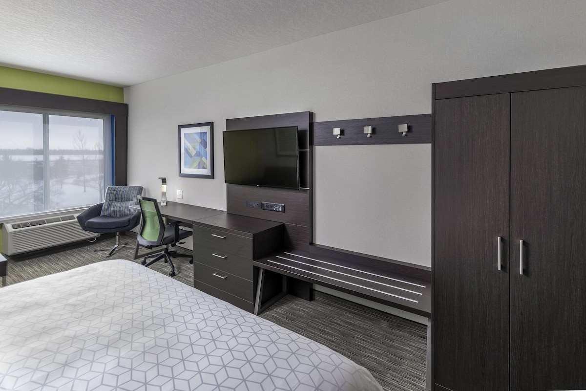 Desk, blackout curtains, iron/ironing board, free WiFi