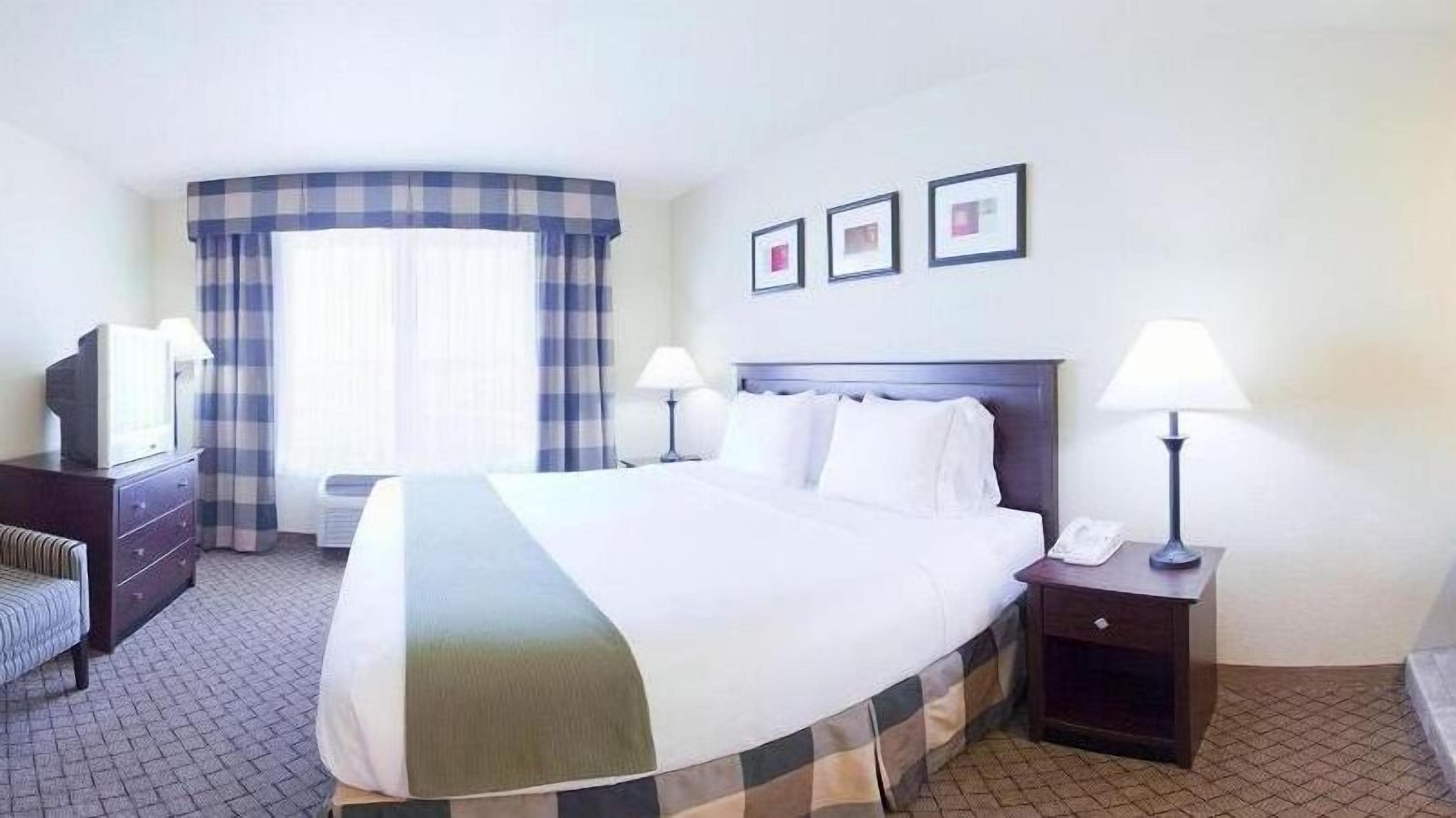 1 bedroom, in-room safe, individually decorated, individually furnished