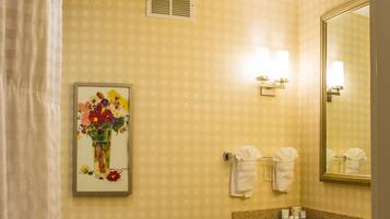 Combined shower/tub, free toiletries, hair dryer, towels