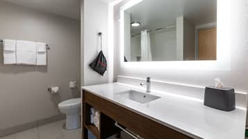 Amenidades de baño gratuitas, secadora de cabello, toallas