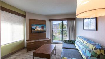 Suite, 1 Tempat Tidur King, bathtub difabel (Mobility) | Ruang keluarga | TV LCD