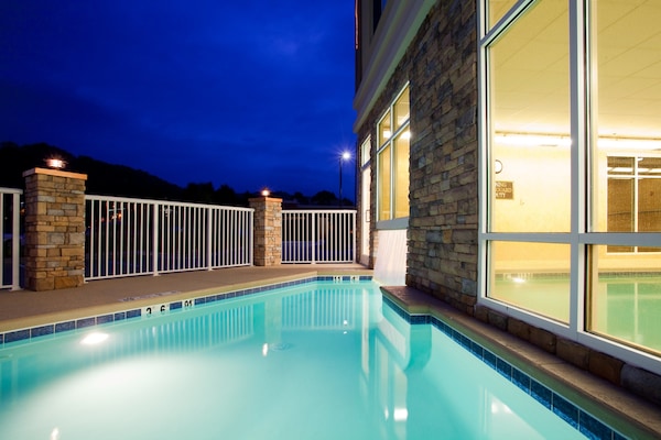 Piscine couverte, piscine extérieure, chaises longues