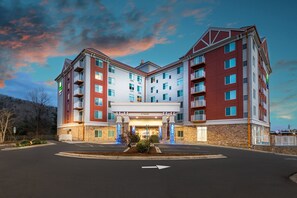 Exterior - Holiday Inn Express & Suites Asheville Downtown by IHG (Asheville)