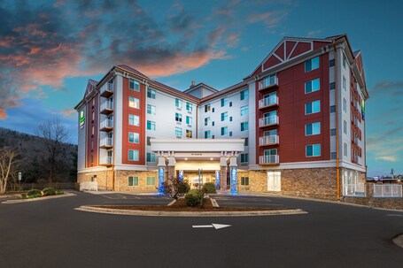 Holiday Inn Express Suites Asheville Downtown, an IHG Hotel - Image 8