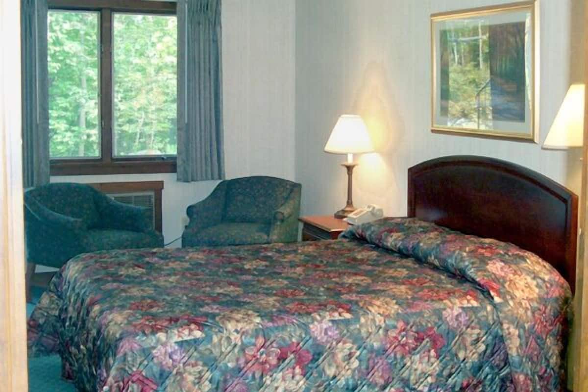 Deluxe Room, 1 Queen Bed, Non Smoking | Desk, iron/ironing board, WiFi (free), bed sheets