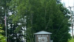 Property grounds - Hill - Brook Motel (Bedford)