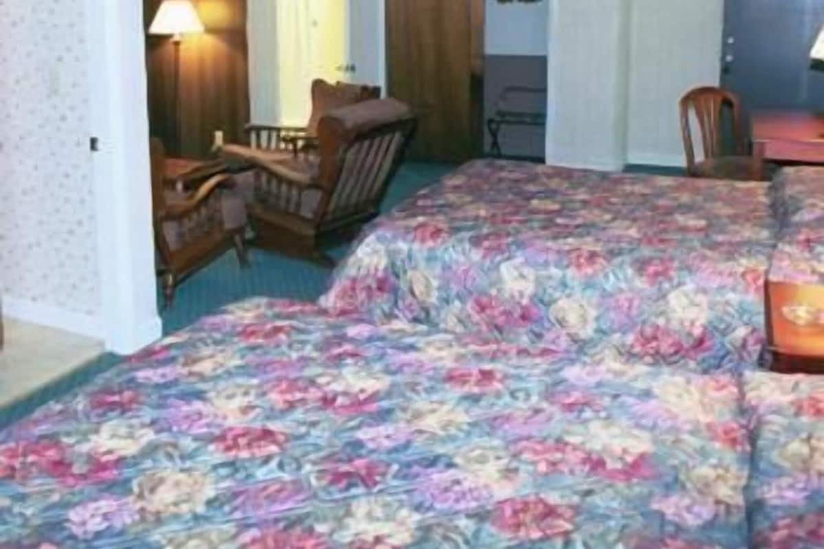 Standard Suite, 2 Queen Beds, Non Smoking | Desk, iron/ironing board, WiFi (free), bed sheets