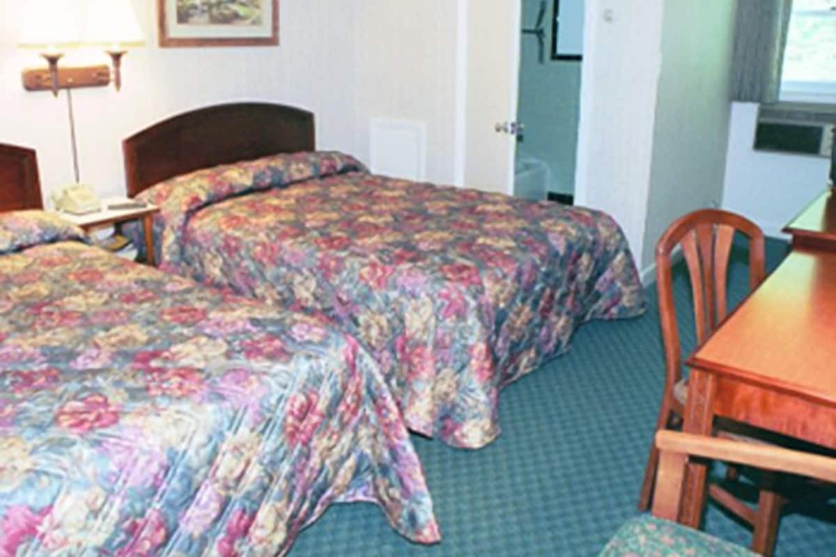 Standaard kamer, 2 tweepersoonsbedden, niet-roken | Een bureau, een strijkplank/strijkijzer, gratis wifi, beddengoed