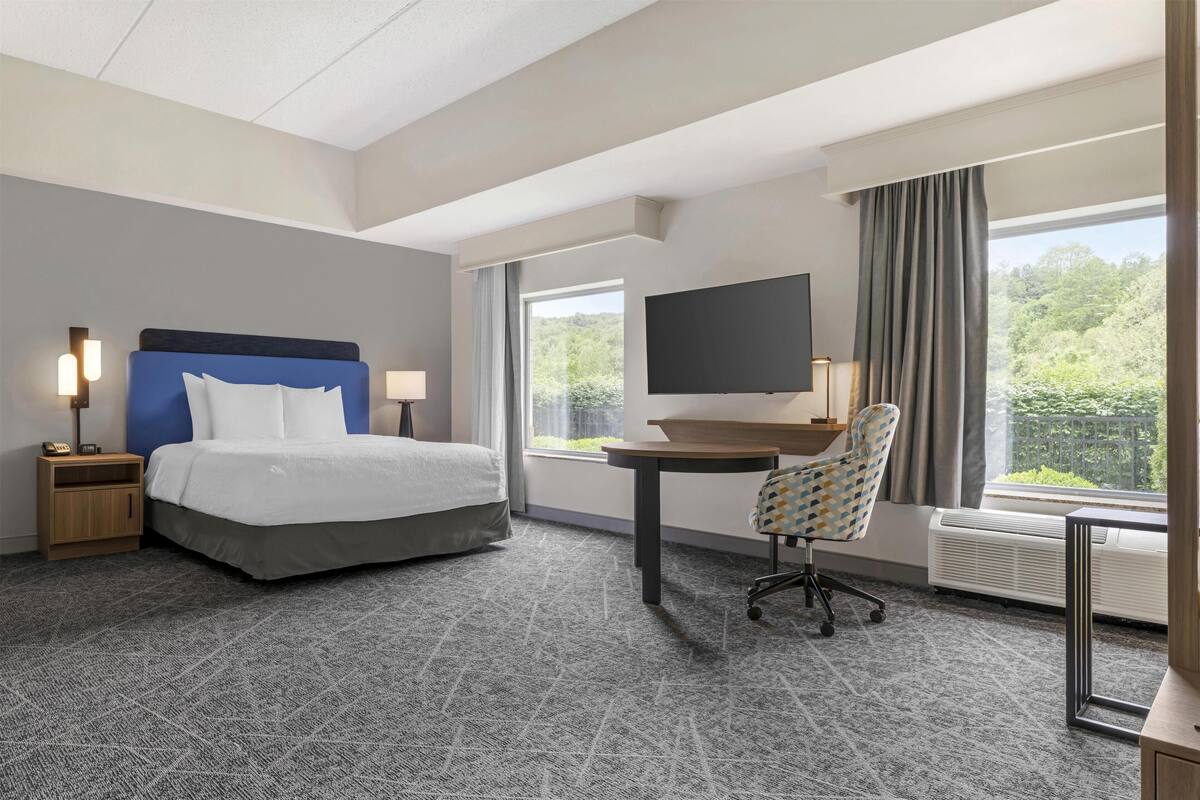 Chambre, 1 très grand lit, non-fumeur (Mobility & Hearing, Roll-in Shower) | Literie de qualité, couette en duvet, lit avec matelas à plateau-coussin