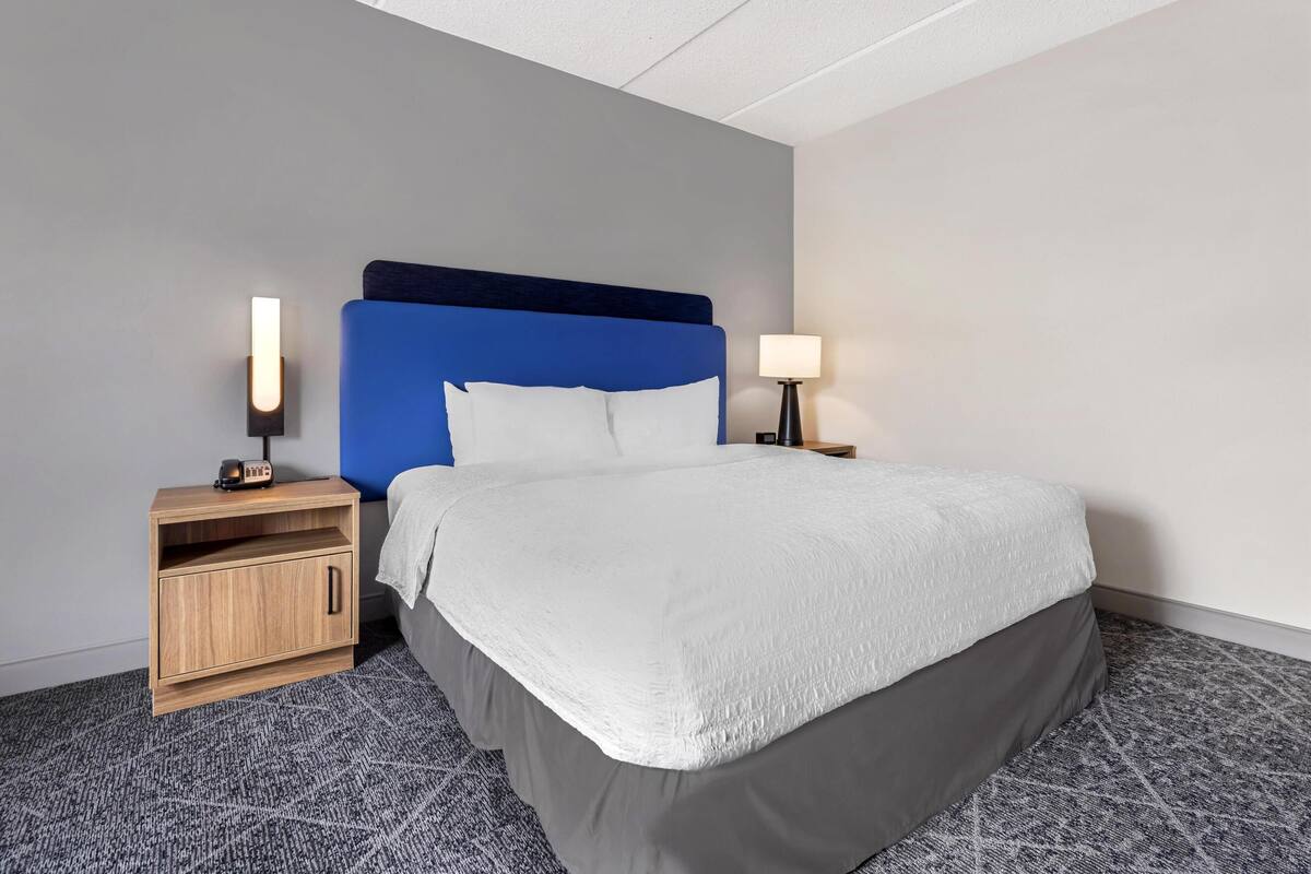 Literie de qualité, couette en duvet, lit avec matelas à plateau-coussin