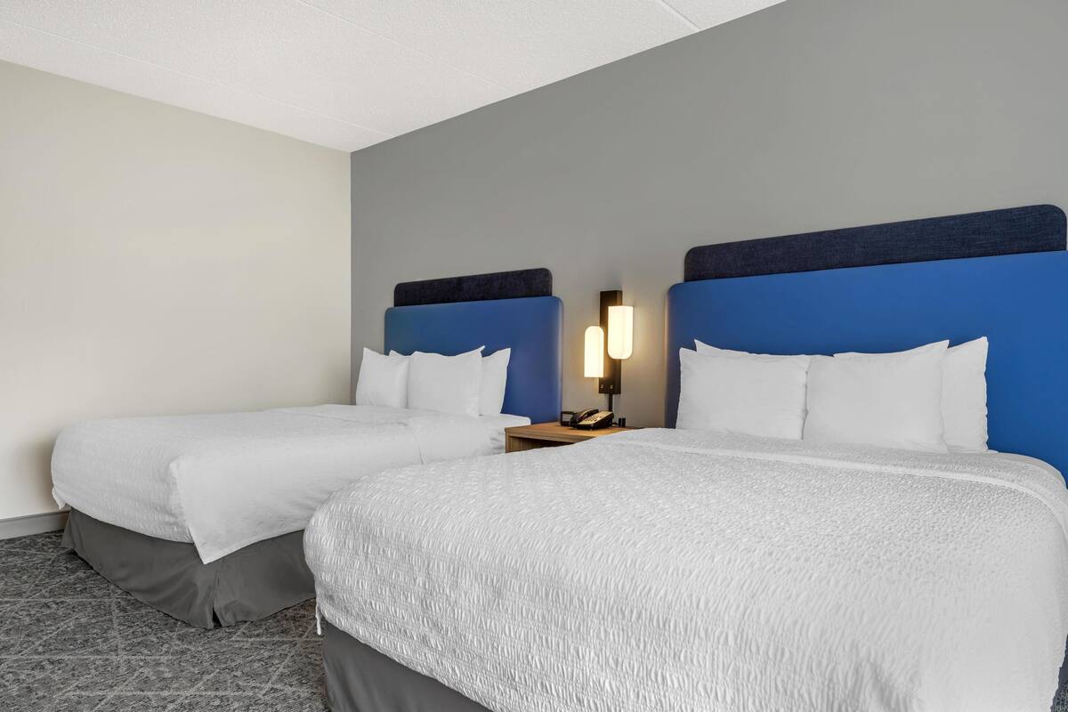 Literie de qualité, couette en duvet, lit avec matelas à plateau-coussin