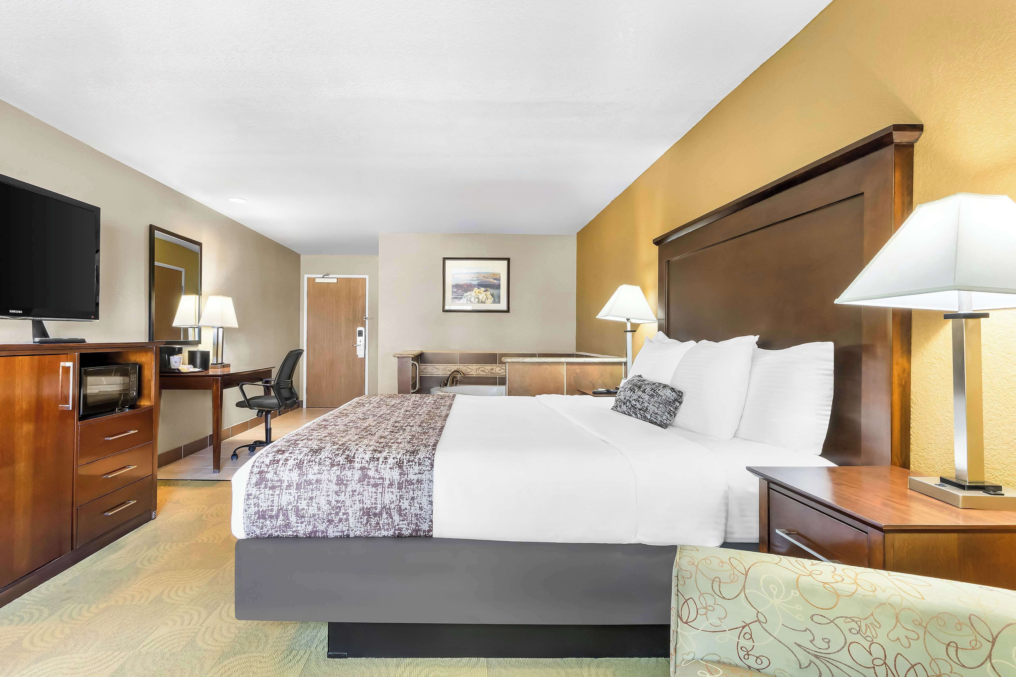 standard room, 1 king bed, non smoking, jetted tub | desk, iron/ironing board, free wifi, bed sheets