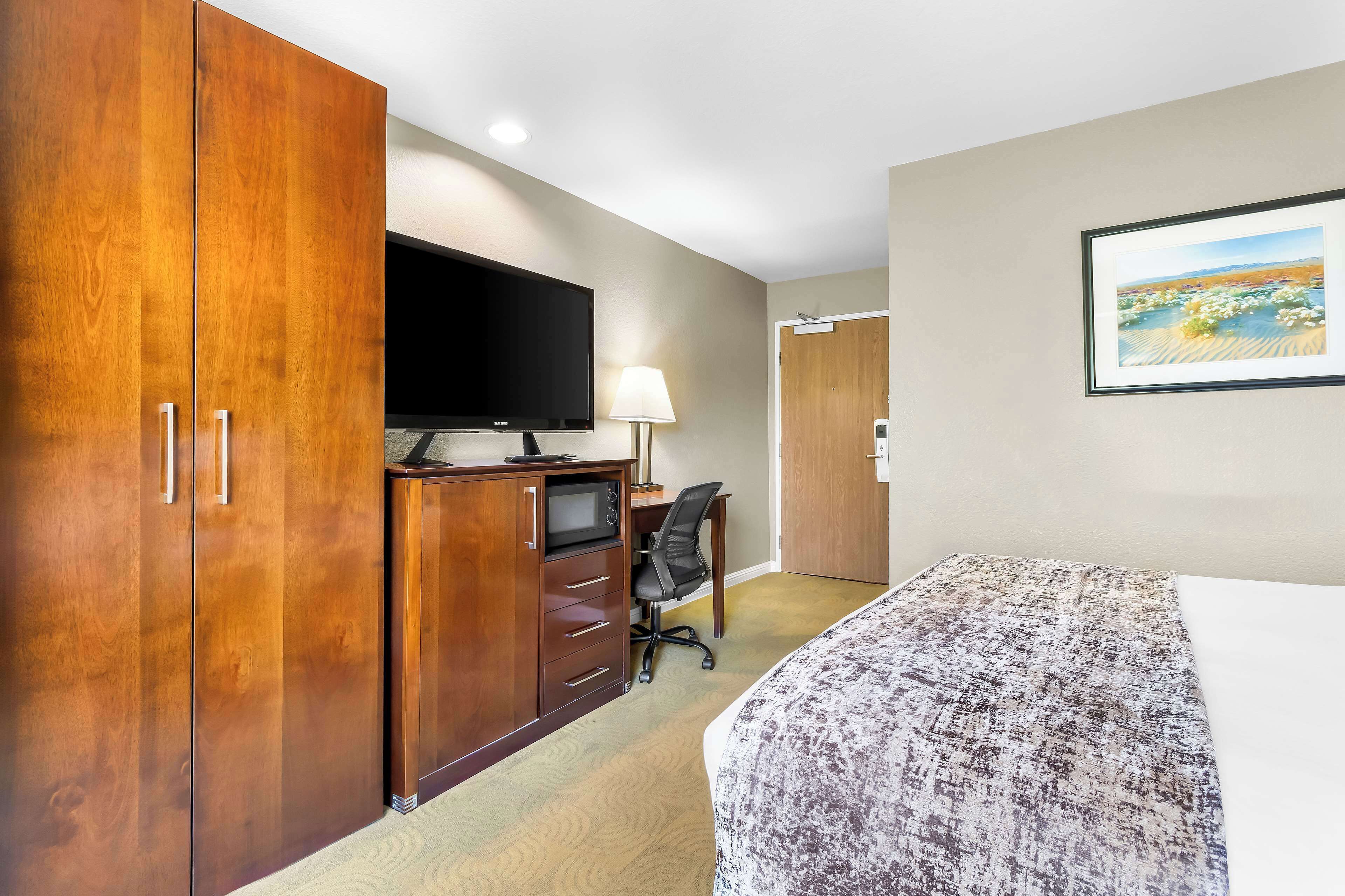 standard room, 1 queen bed, non smoking, refrigerator & microwave | desk, iron/ironing board, free wifi, bed sheets