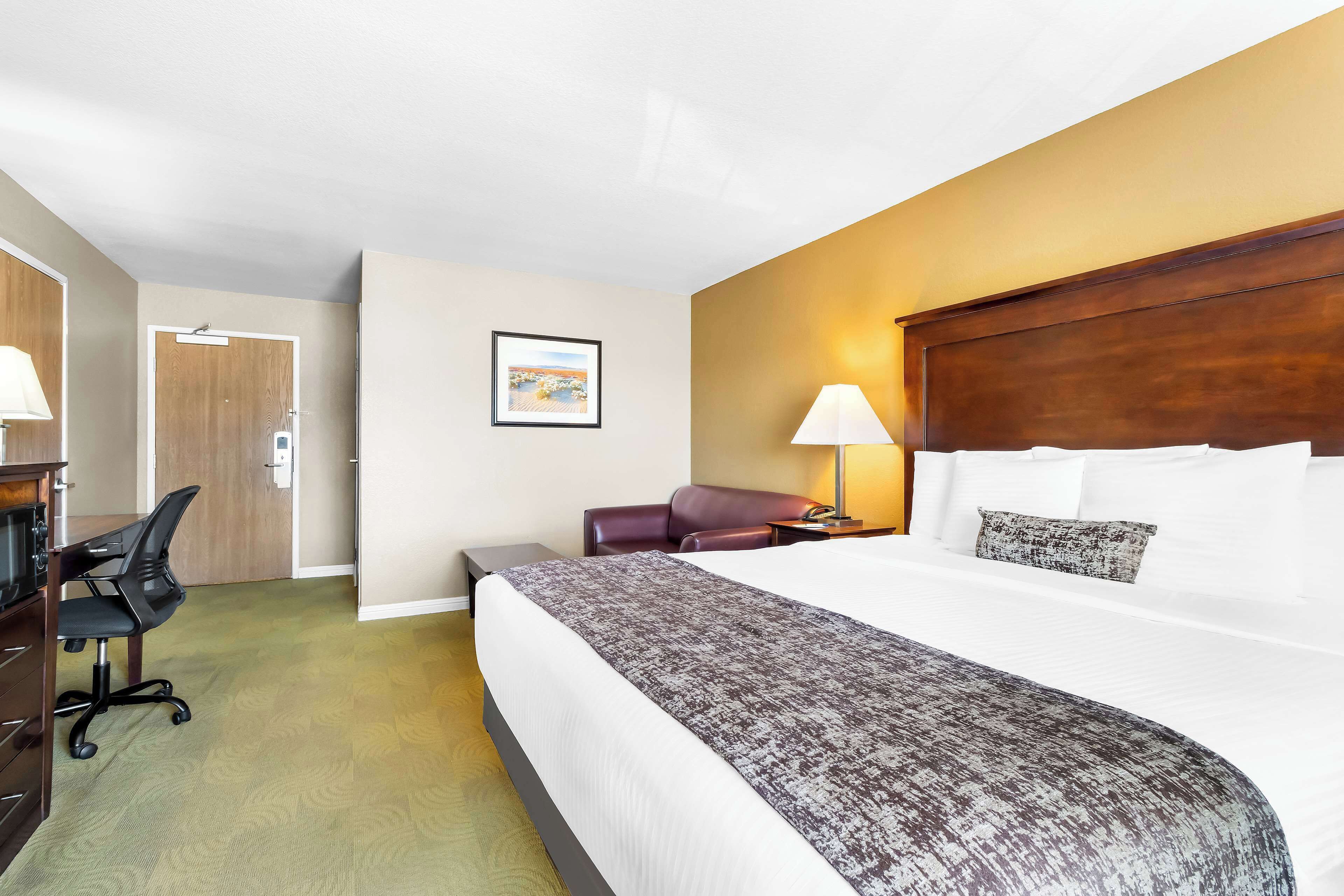 standard room, 1 king bed, non smoking, refrigerator & microwave (with sofabed) | desk, iron/ironing board, free wifi, bed sheets