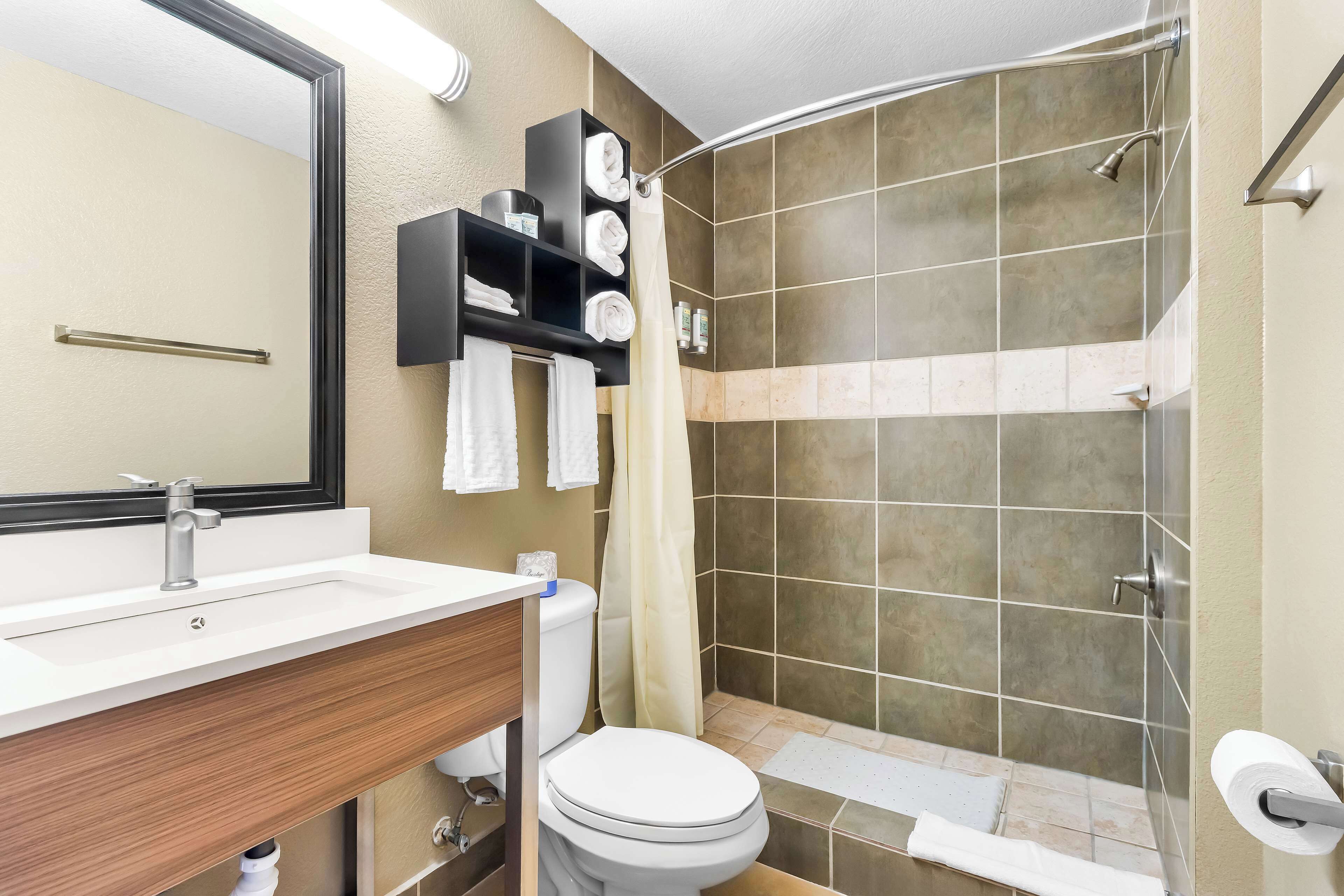 separate bathtub and shower, hair dryer, towels