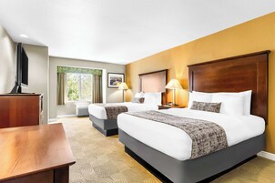 Quarto standard, 2 camas Queen, para não fumantes | Escrivaninha, ferros/tábuas de passar roupa, Wi-Fi de cortesia