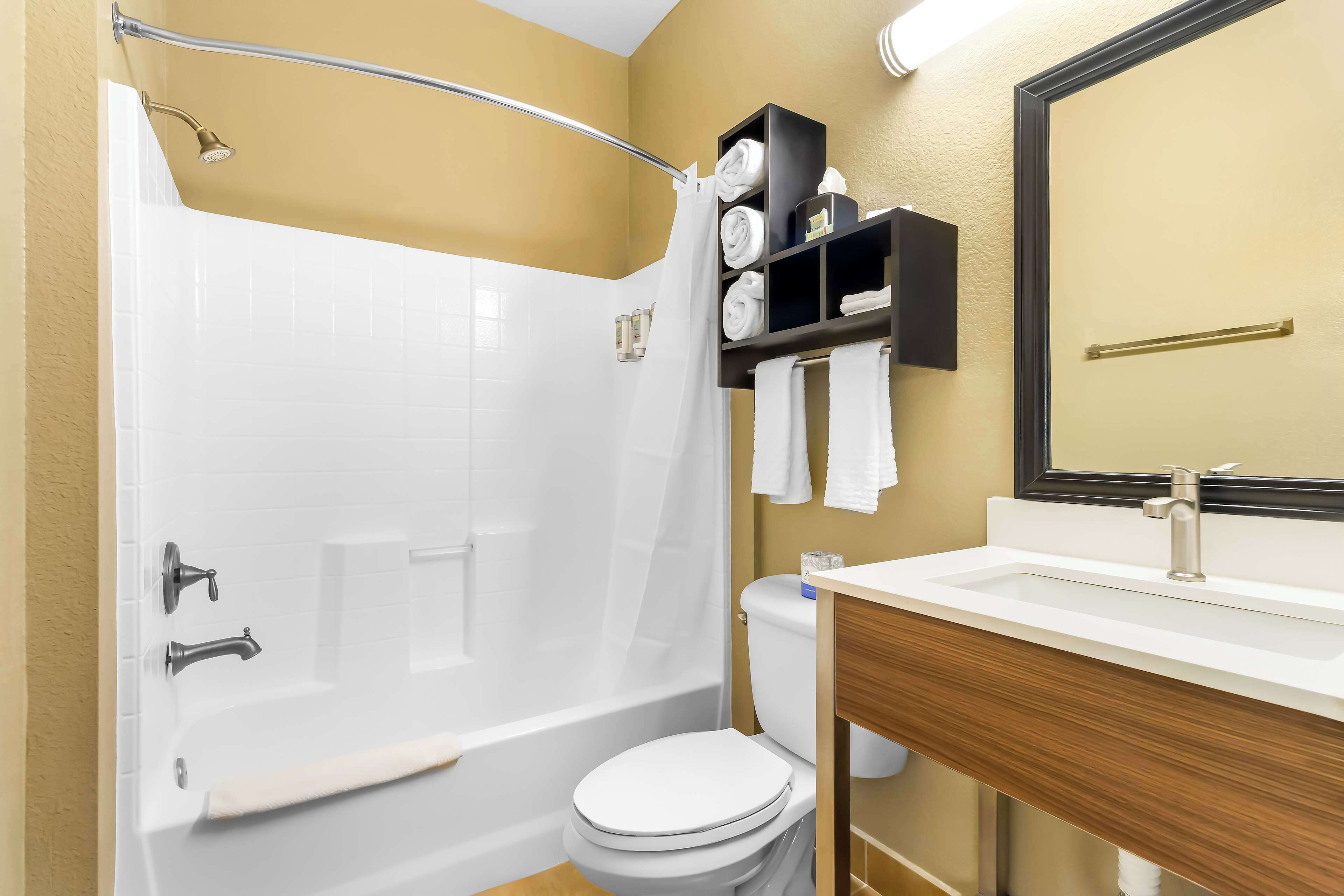 separate bathtub and shower, hair dryer, towels