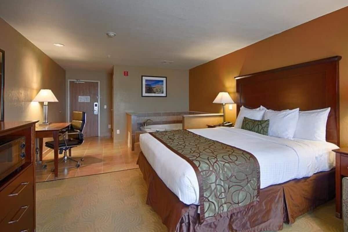 Desk, iron/ironing board, free WiFi, bed sheets